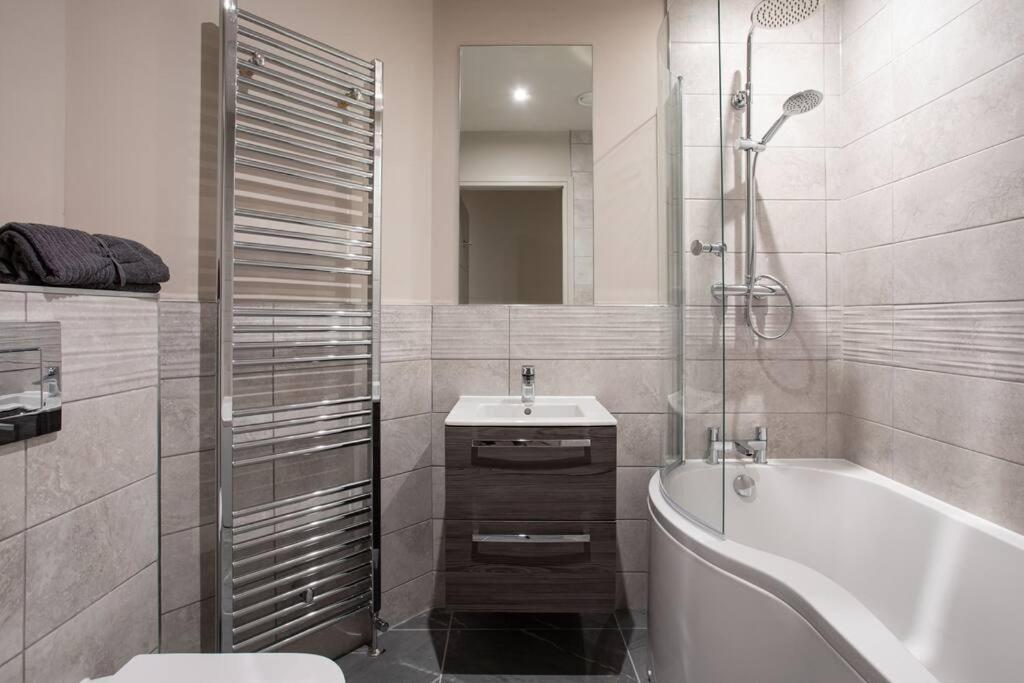 Modern 2Br With Balcony Next To The City Airport Bhd - Free Parking Belfast Kültér fotó