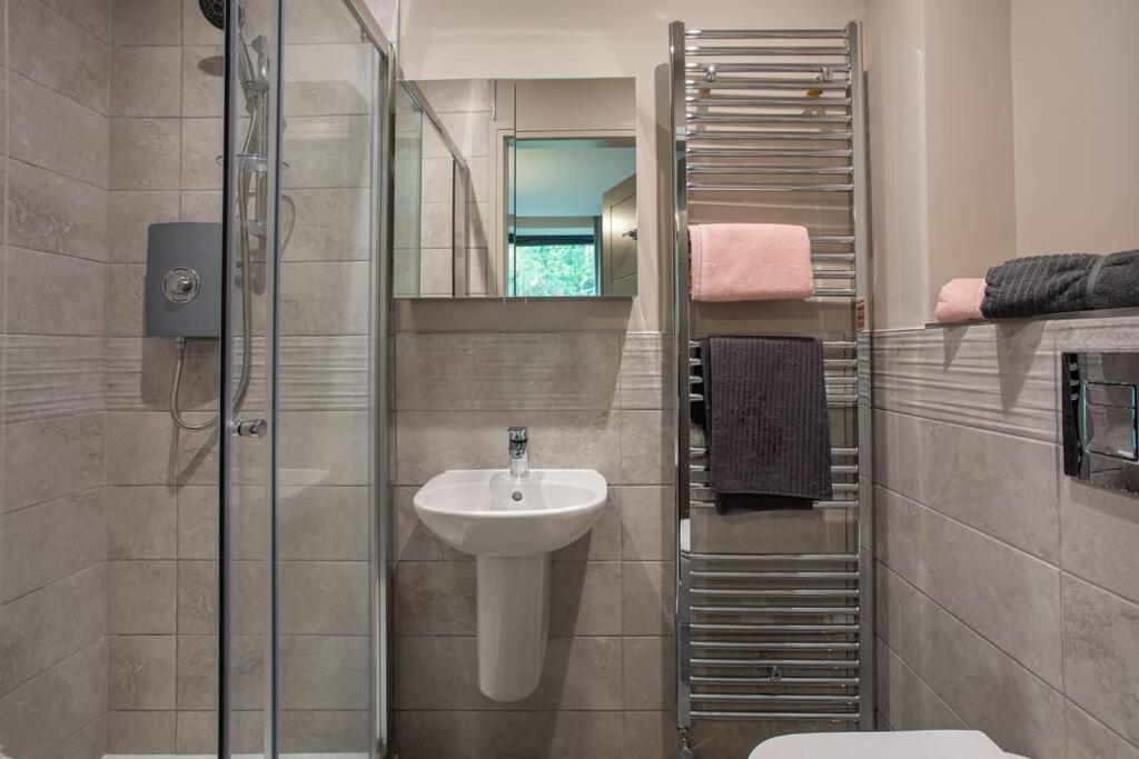 Modern 2Br With Balcony Next To The City Airport Bhd - Free Parking Belfast Kültér fotó